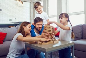 מבלים בכיף בלי מסכים: משחקי קופסה מומלצים לכל המשפחה