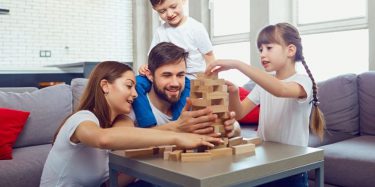 מבלים בכיף בלי מסכים: משחקי קופסה מומלצים לכל המשפחה