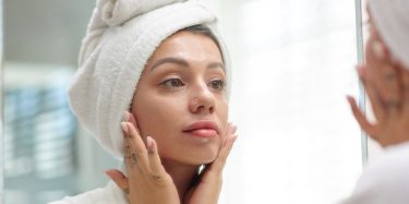 מה שמים קודם קרם הגנה או קרם לחות